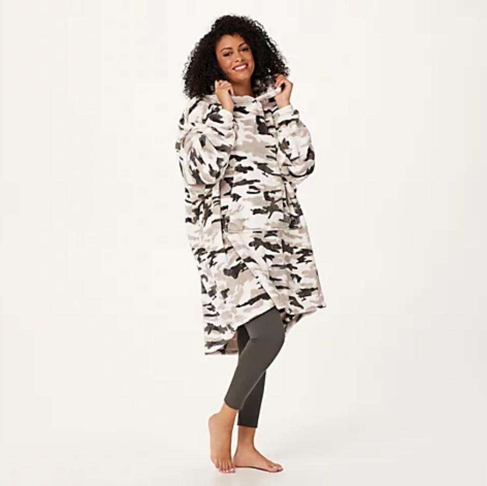 The Comfy wearable blanket grey camo